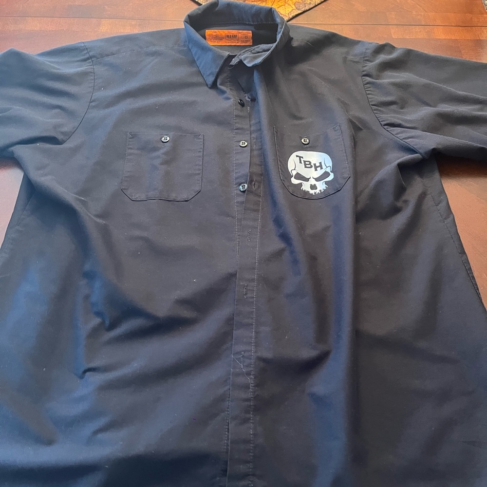 Red Kap brand short sleeve button down shirt Footballs most notorious fans EUC - Picture 5 of 9